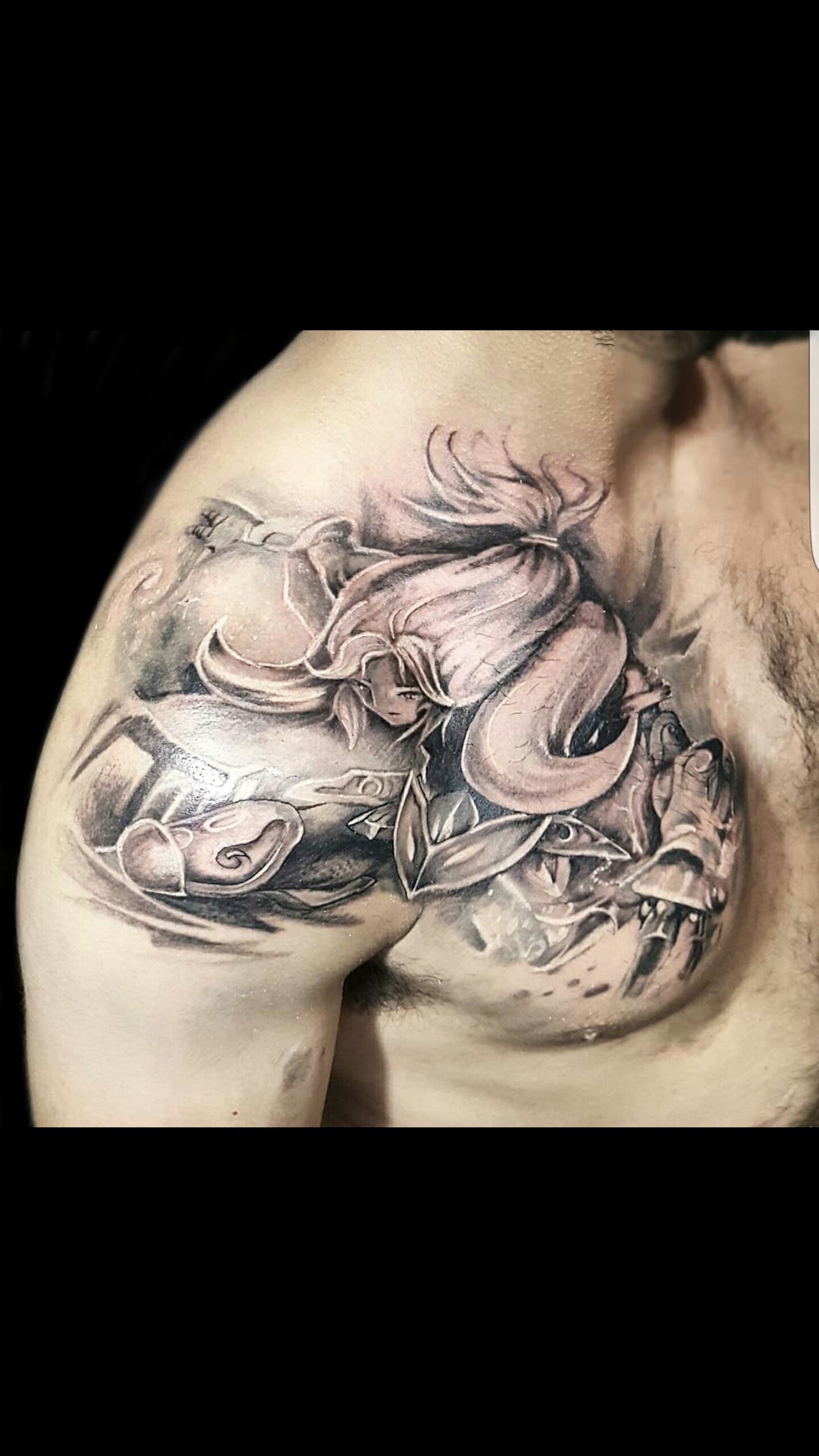Sirena ornamental en estilo realismo sobre hombro y pecho