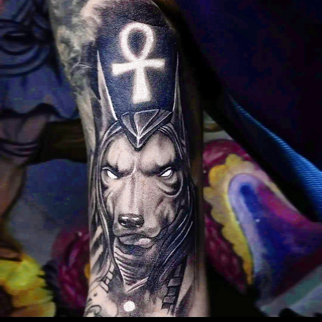 Figura de Anubis con cruz ankh egipcia en antebrazo